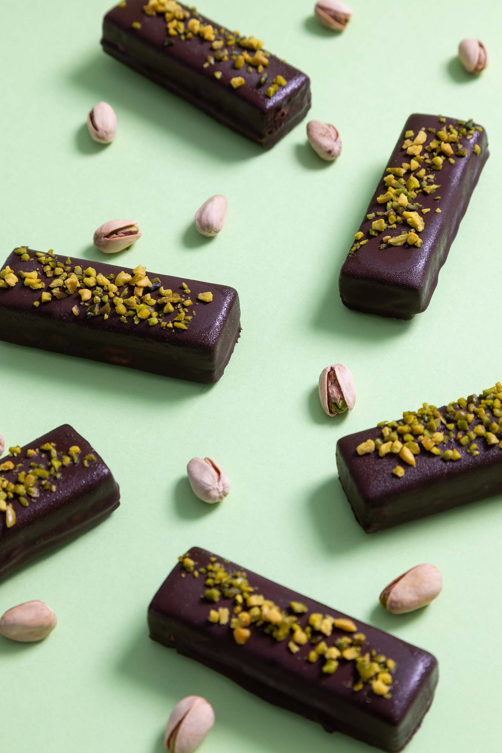 Mehrere gesunde vegane Eisriegel ohne Zuckerzusatz von Frozen Power in der Sorte Pistacchio Bliss