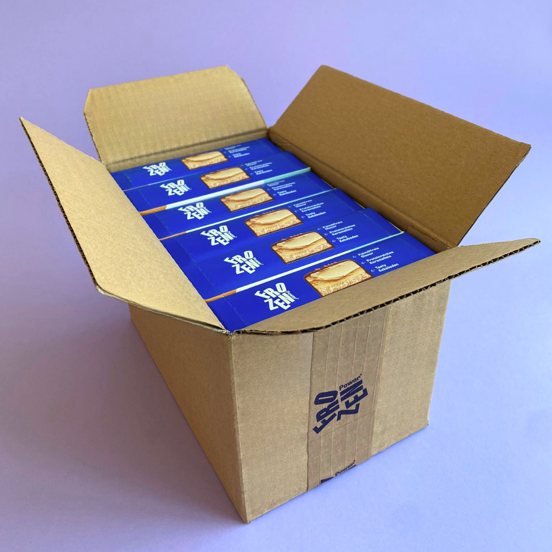 Offener Karton mit mehreren Verpackungen des Frozen Power High-Protein Eis-Riegels.