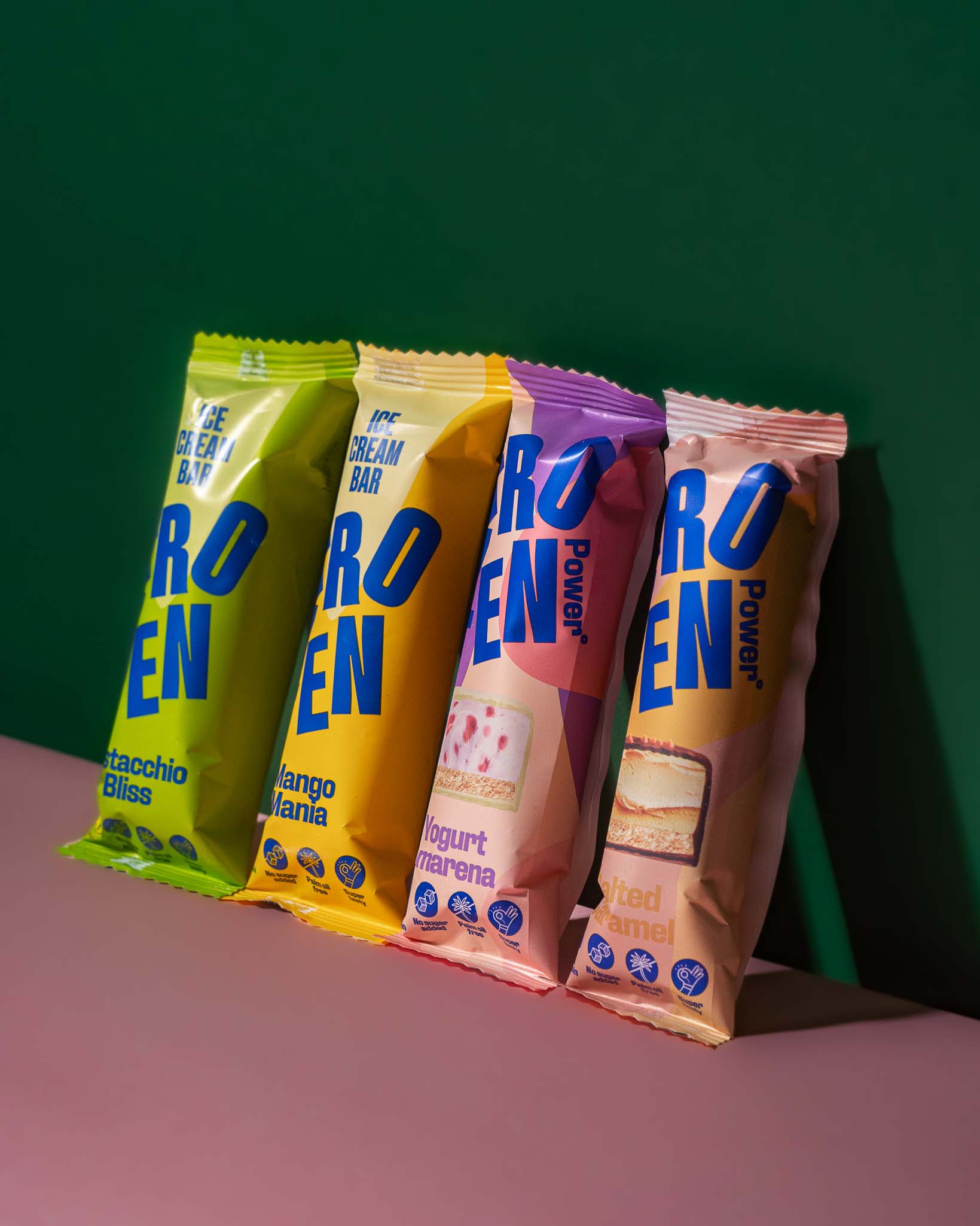 Vier Frozen Power High-Protein Eis-Riegel in den Sorten Pistachio Bliss, Mango Mania, Yogurt Amarena und Salted Caramel, perfekte Low-Sugar Snacks für Fitness und Diät.