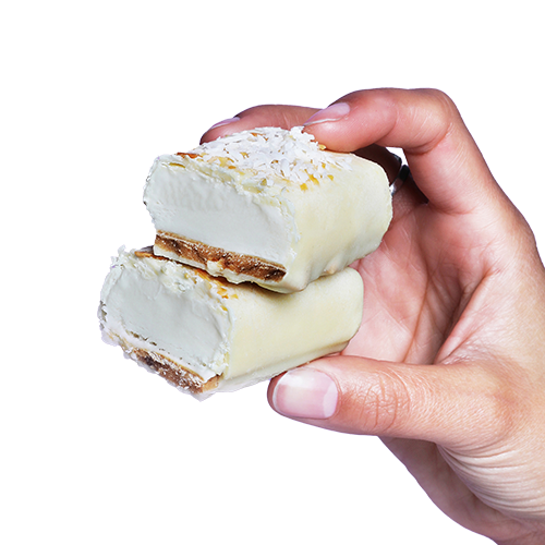 Hand hält Frozen Power Protein Eis-Riegel in der Sorte Creamy Coco, idealer Low-Carb Snack für eine gesunde Ernährung.
