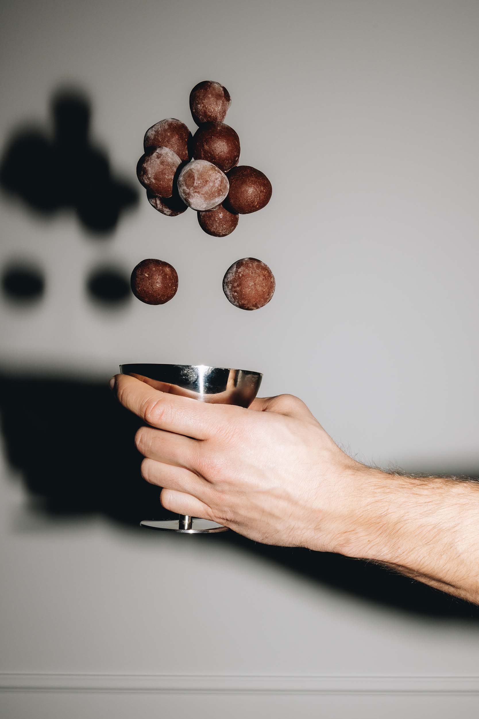 Dattel Energy Bällchen
von Frozen Power mit fruchtiger, zuckerfreier und veganer Himbeereis Füllung