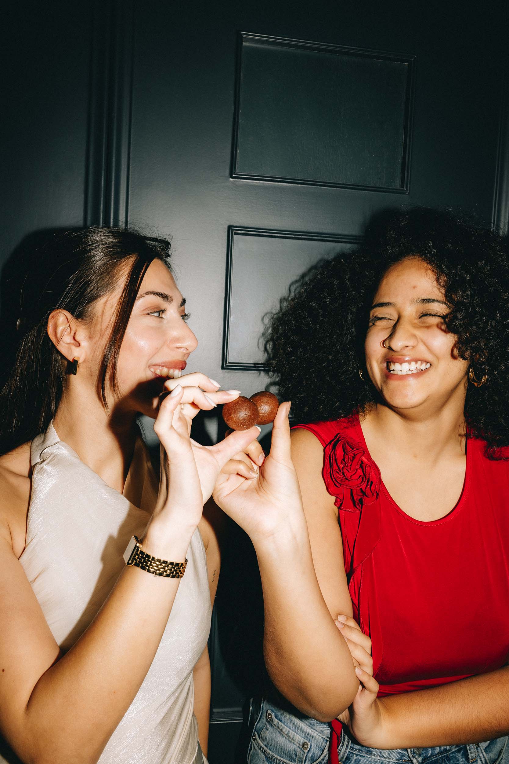 Freunde essen vegane und zuckerfreie Frozen Power Dattel Energy Bällchen