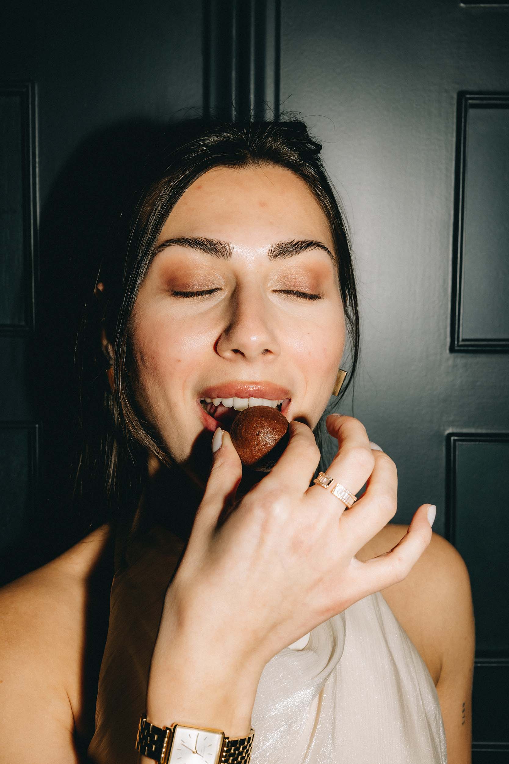 Vegane Frozen Power Dattel Energy Bällchen mit fruchtiger zuckerfreier Himbeereis Füllung