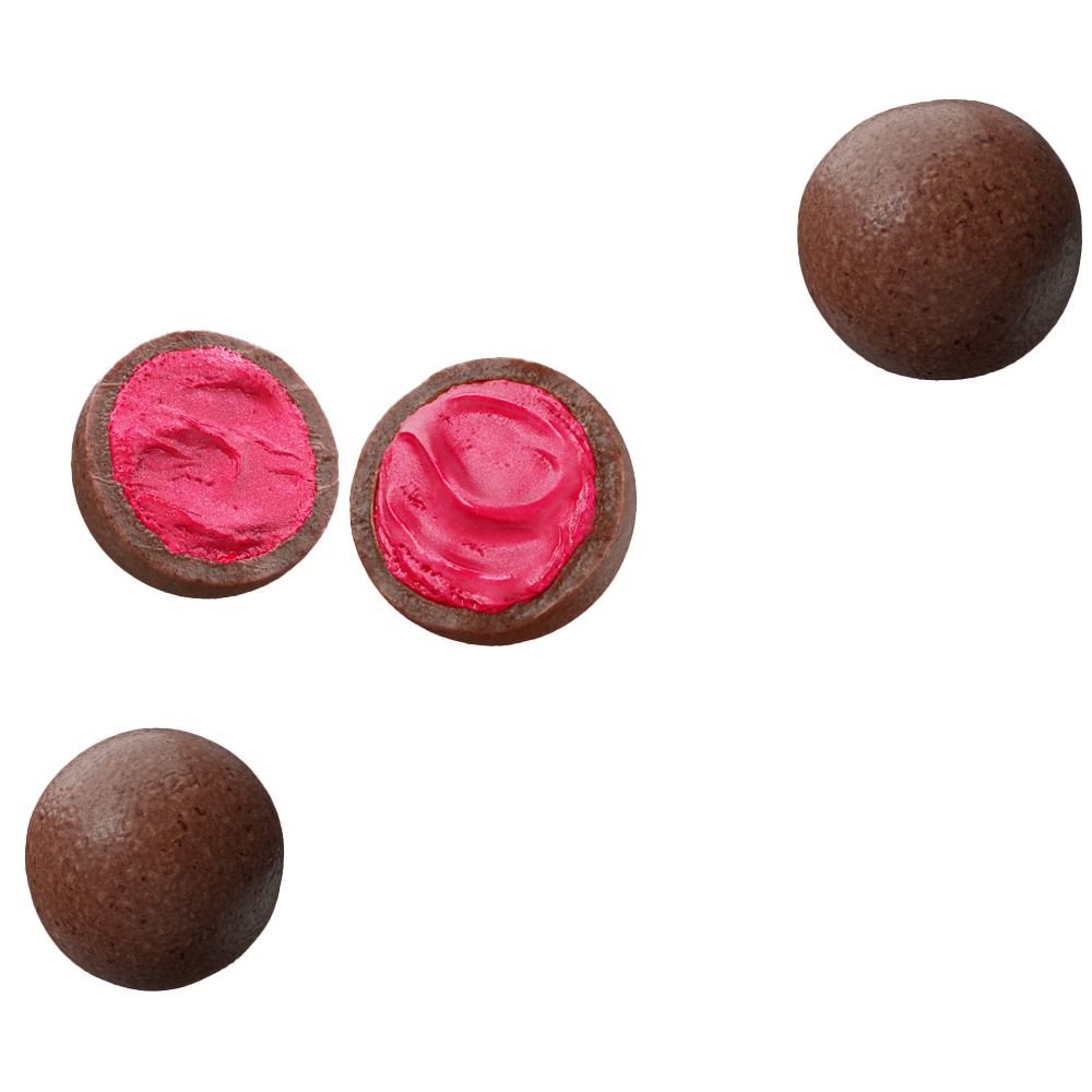 Eine Nahaufnahme von mehreren runden Dattel Energie Bällchen ohne Zuckerzusatz von Frozen Power, von denen zwei halbiert sind und eine Himbeer-Eis Füllung zeigen. Die Oberfläche der Bällchen ist glatt und dunkelbraun, im Kontrast zu dem kräftigen Rosa der Füllung