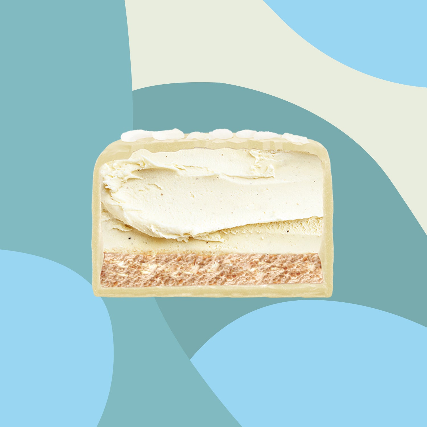 Ein Querschnitt eines Protein-Eisriegels in der Sorte Creamy Coco von Frozen Power. Das Innere besteht aus einer Schicht cremiger Eisfüllung und einem knusprigen Keksboden , mit weißer Schokolade umhüllt.