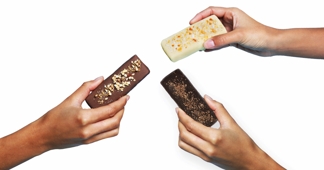 Drei Hände halten jeweils unterschiedliche Sorten Protein-Eisriegel von Frozen Power ohne Zuckerzusatz.