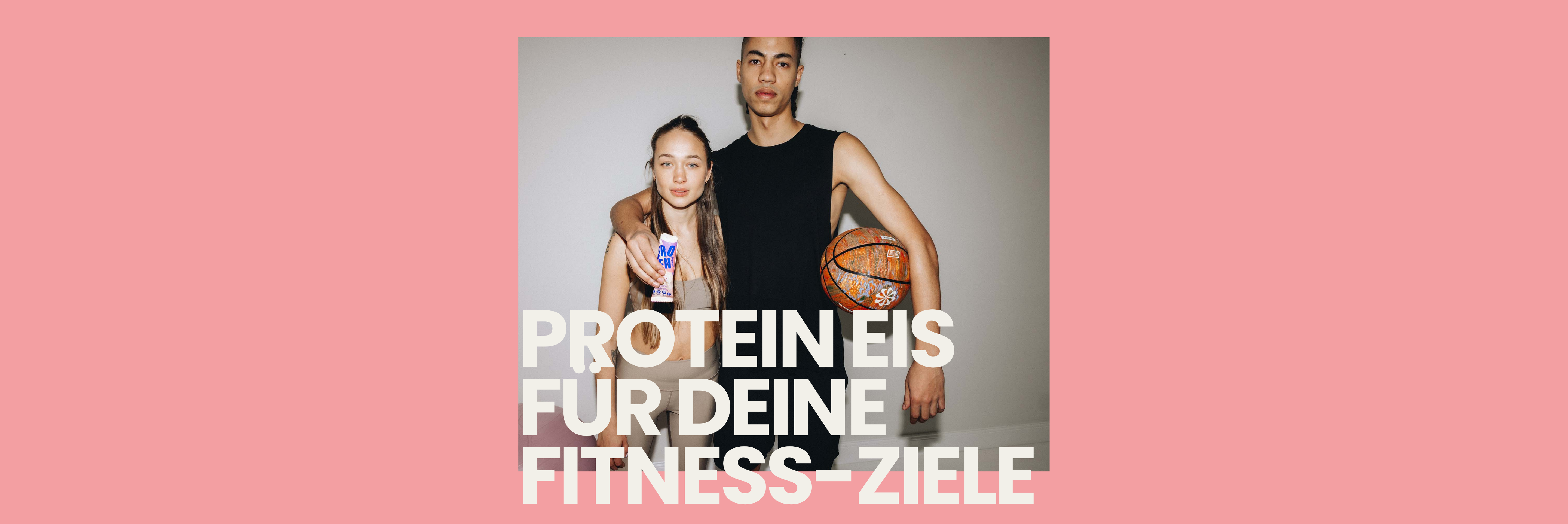 Frau und Mann in Sport Outfitsstehen Arm um Arm nebeneinander Mann hält Basketball und Protein Eis-Riegel