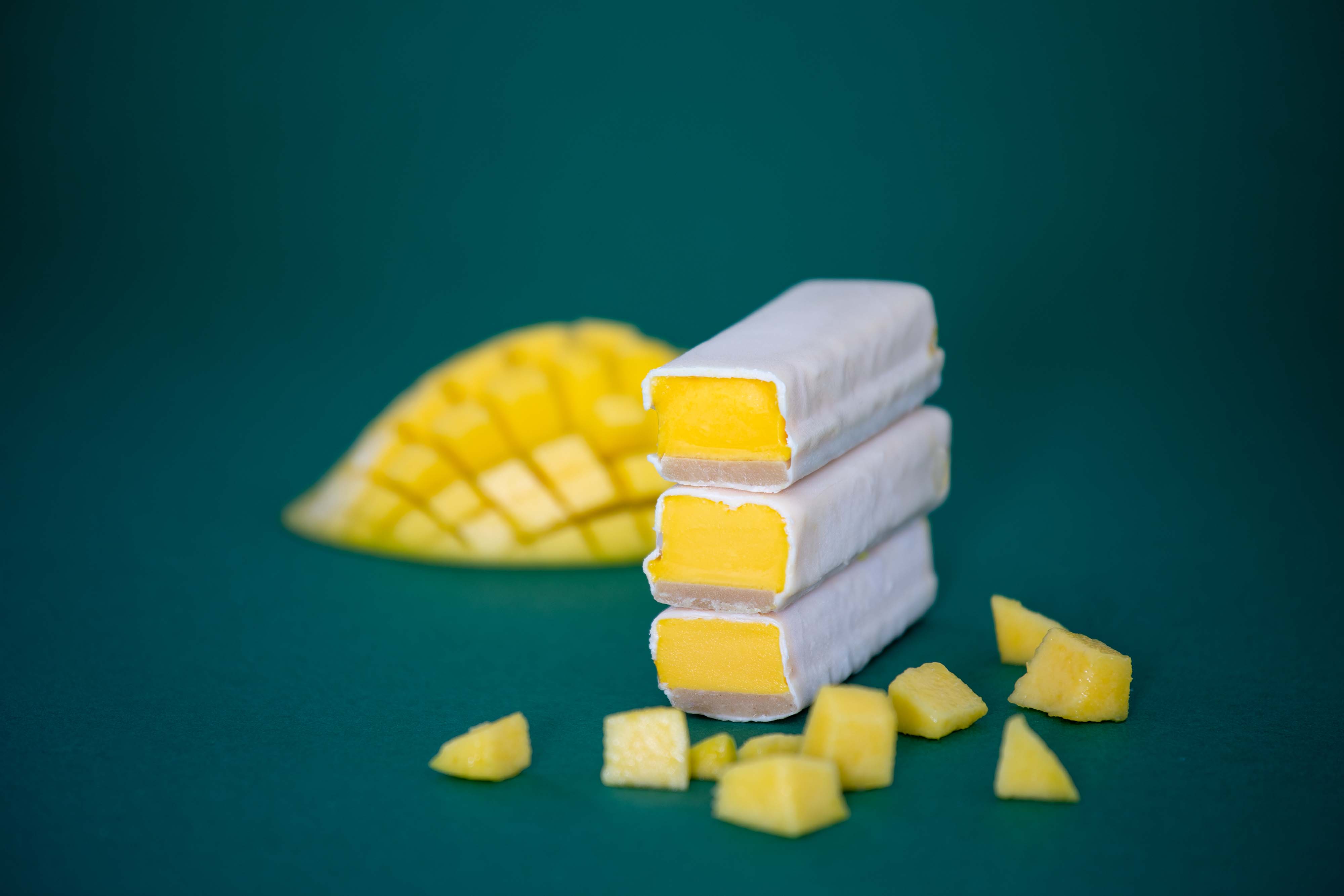 Gesunder veganer Eisriegel ohne Zuckerzusatz von Frozen Power in der Sorte Mango Mania